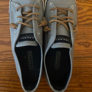 Size 9 women sperrys. In very good condition!